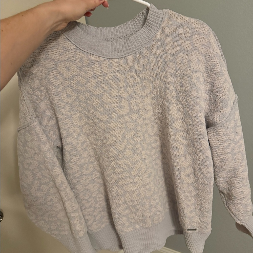 Abercrombie & Fitch Gray Crew Neck Sweater with Textured Pattern